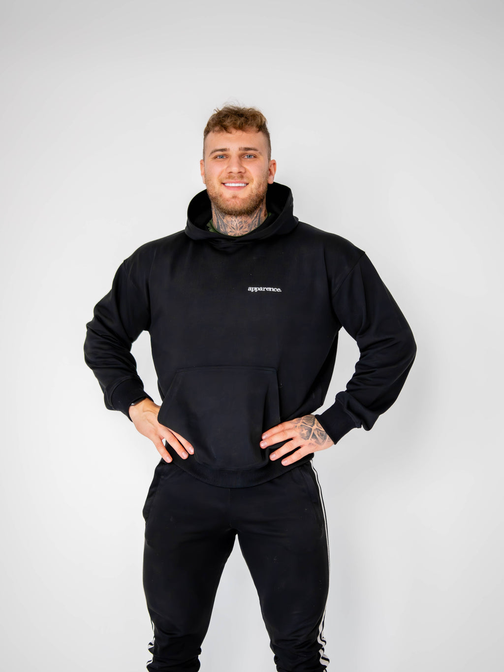 Essential Hoodie – Czarna